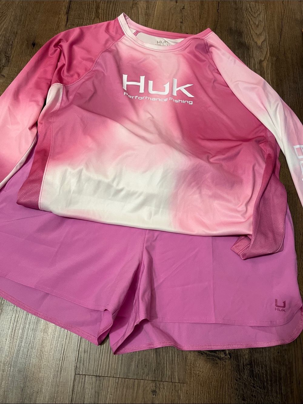 Huk Women Pursuit Volley Crewneck and Shorts